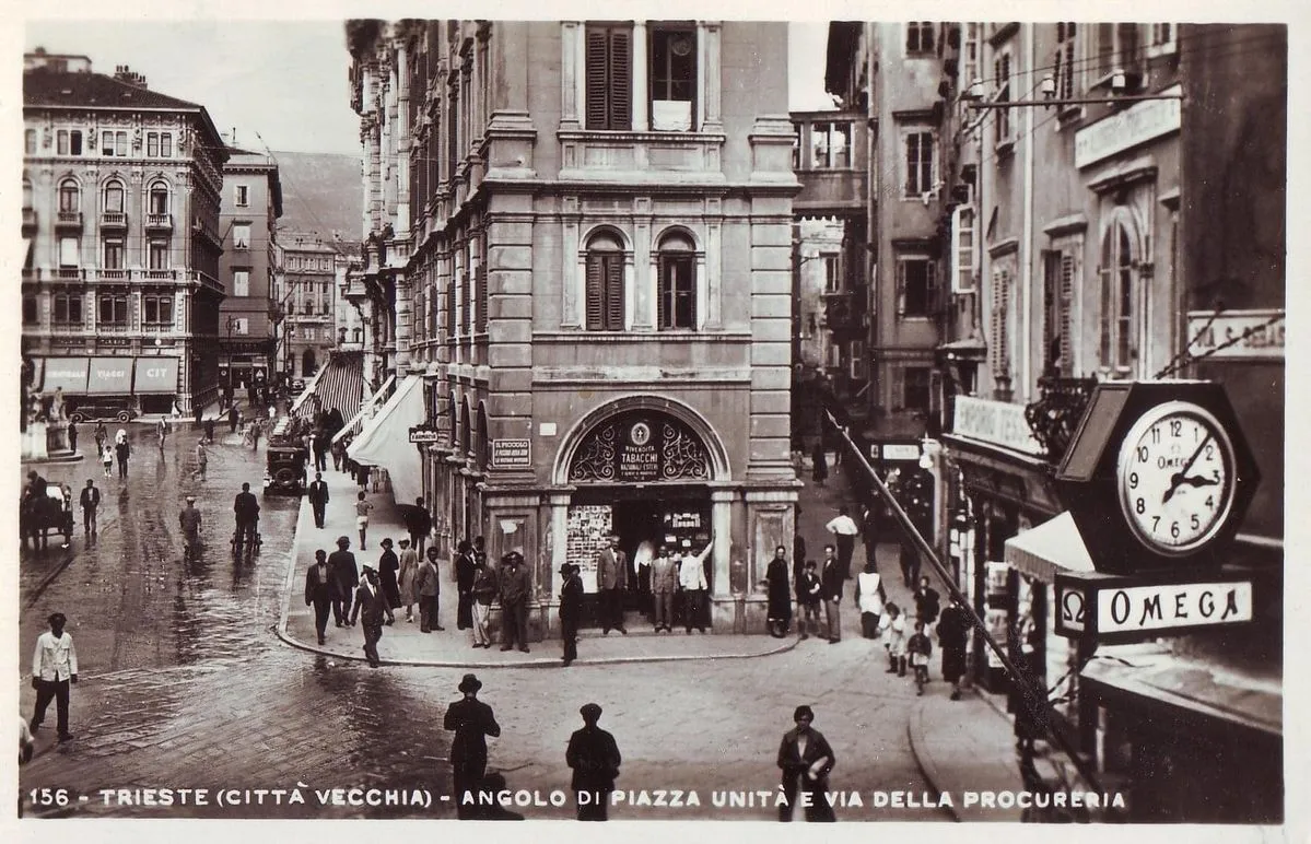 Corner of Piazza Unità and via della Procureria