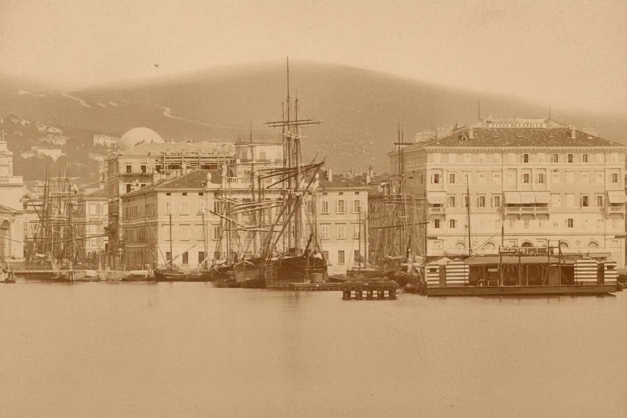 Bagno Maria in front of the Hotel de la Ville, Trieste