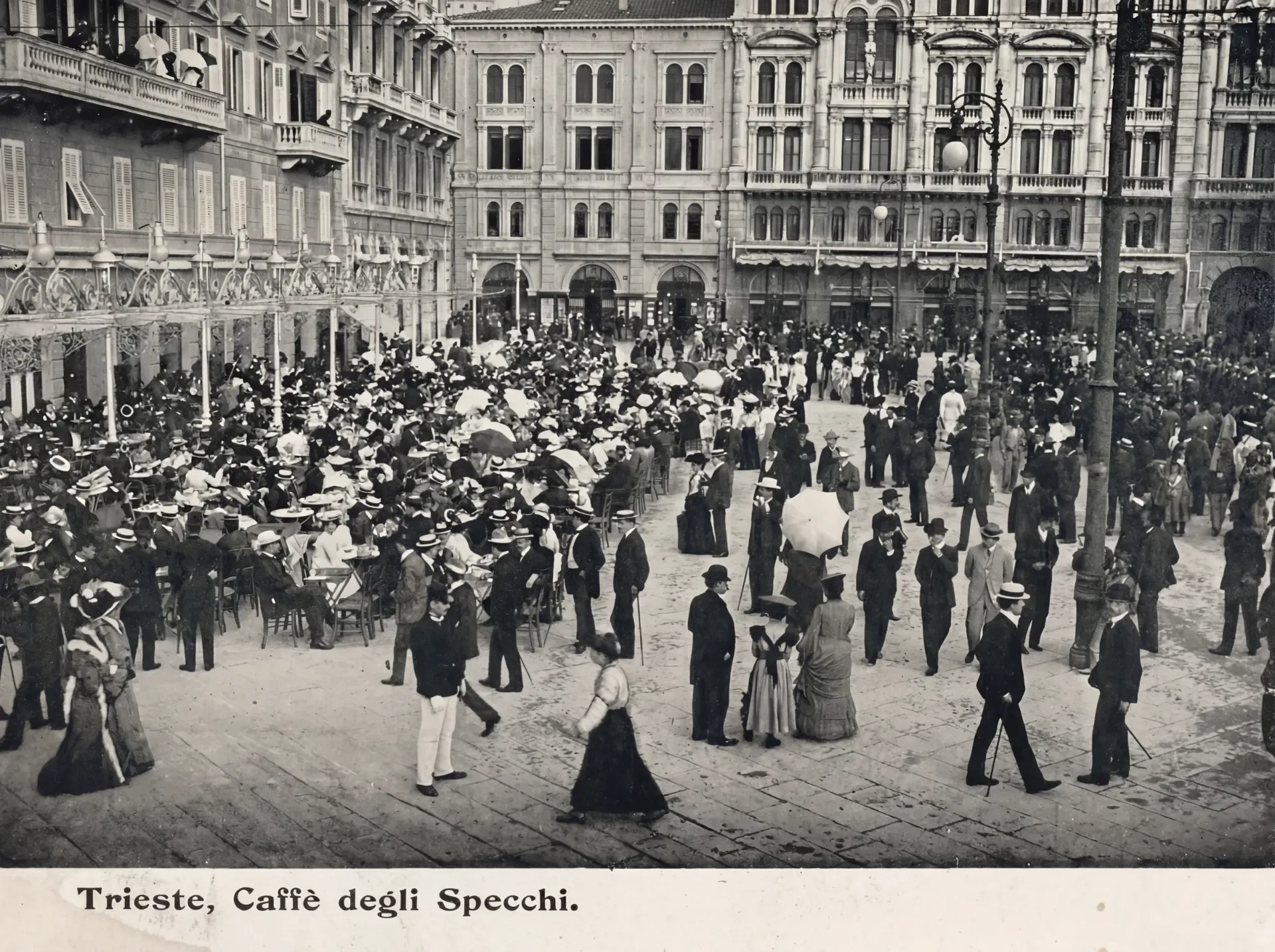Caffè degli Specchi in Piazza Grande