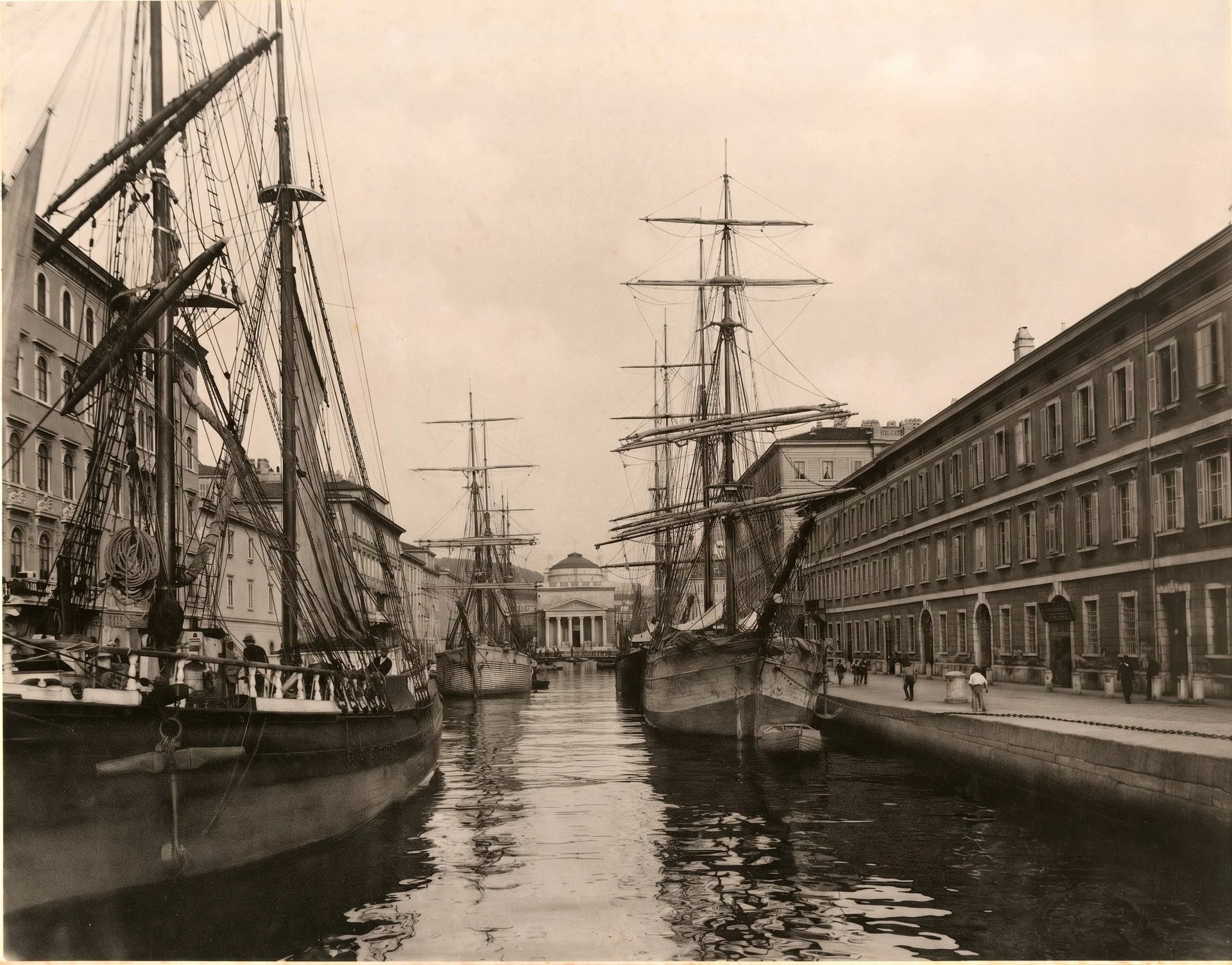 Canal Grande con velieri e la chiesa di Sant'Antonio