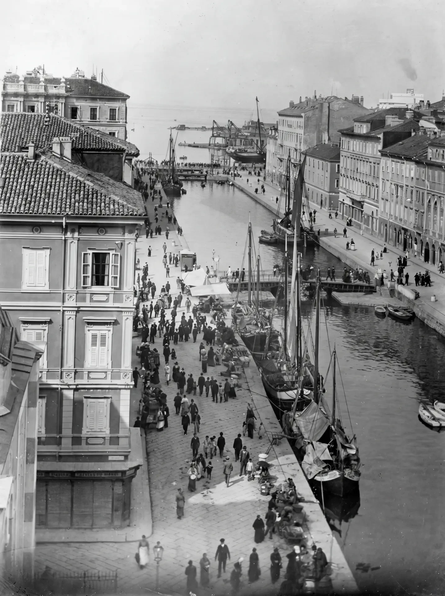 Trieste 1904: View of the Canal and Crowd at Ponterosso