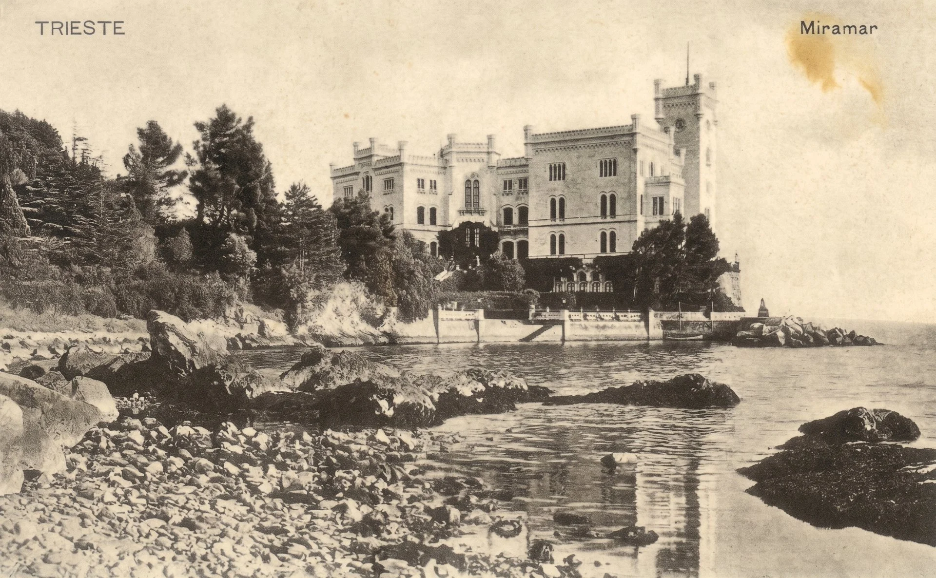 Cartolina del Castello di Miramare visto dal mare