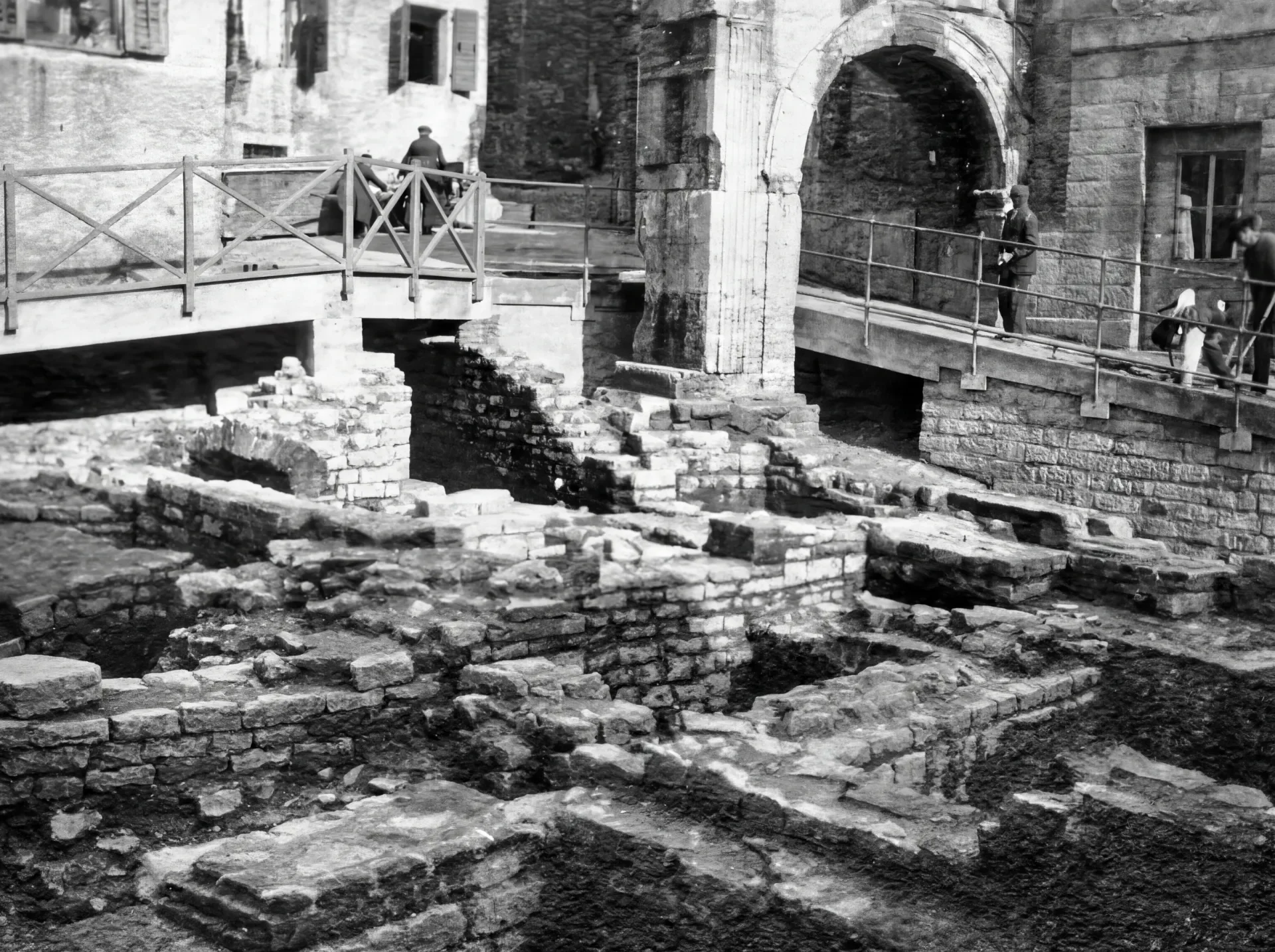 Excavations at Arco di Riccardo in Via del Trionfo