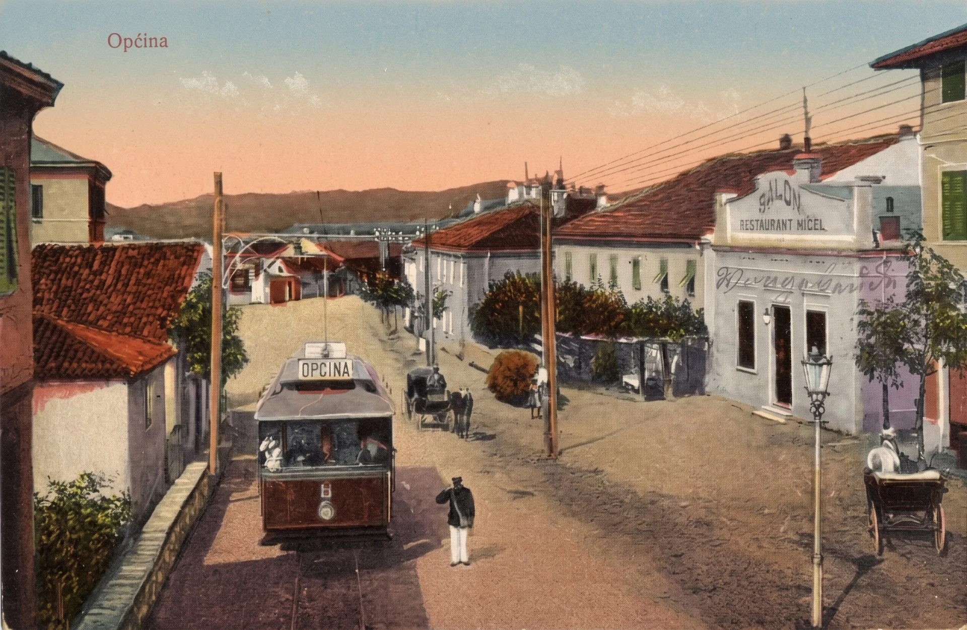 Das Zentrum von Opicina mit der Straßenbahn