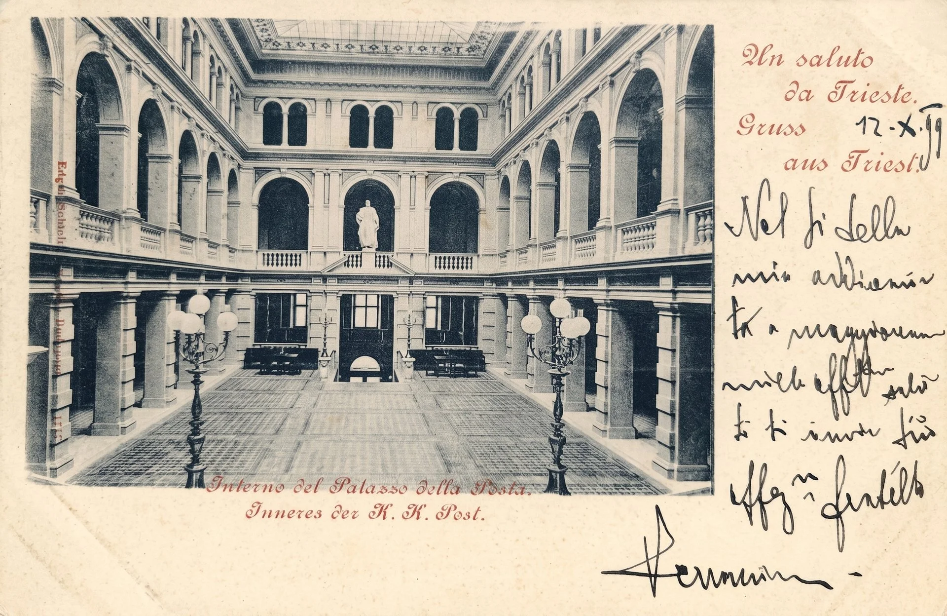 Interno del Palazzo delle Poste con la statua di Francesco Giuseppe