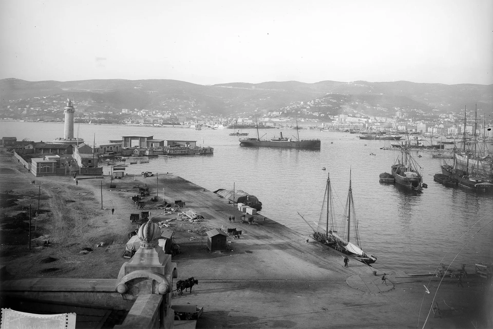 Lanterna and view of the port
