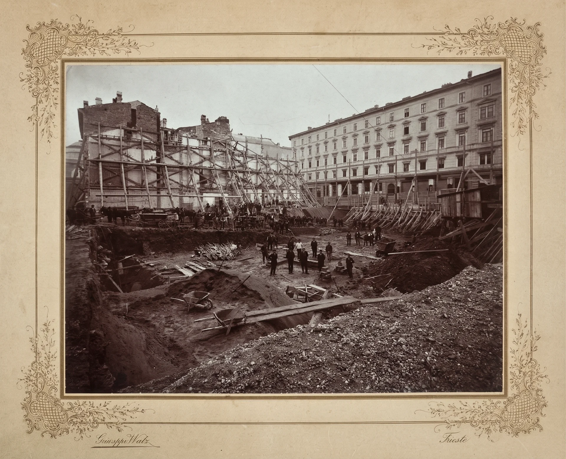 Palazzo Dettelbach Trieste - Archaeological findings with original frame