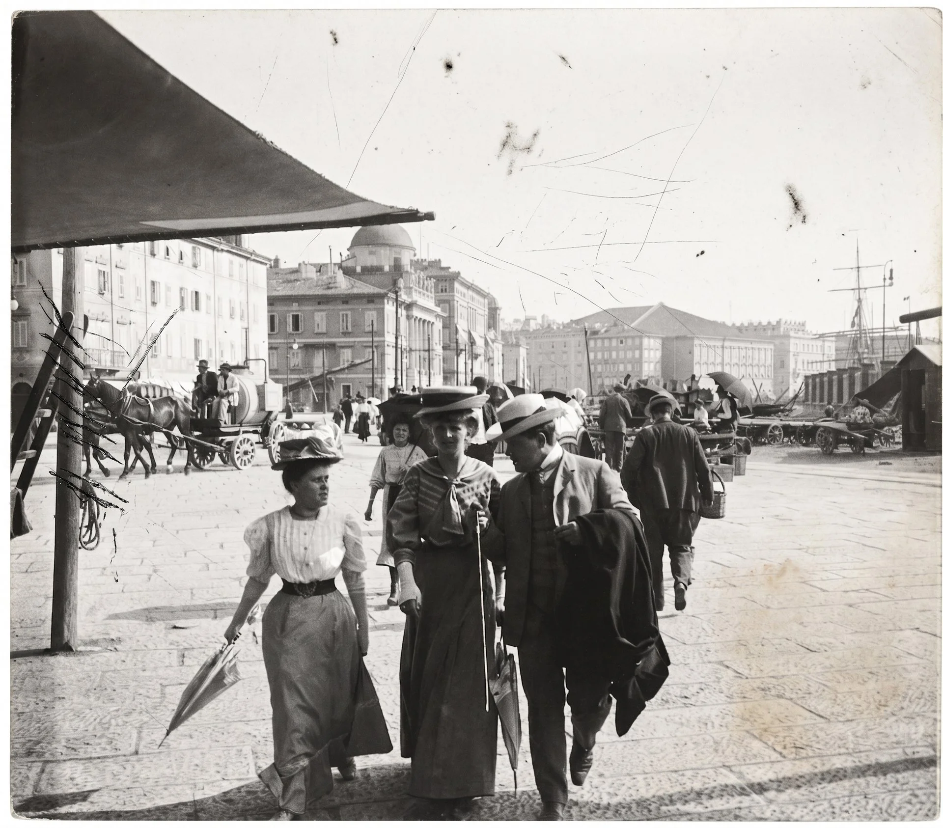 Passanti eleganti in una piazza di Trieste