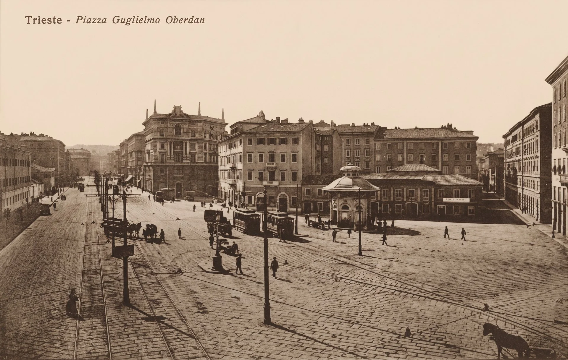 Piazza Oberdan mit der Caserma Grande und dem Palazzo Vianello