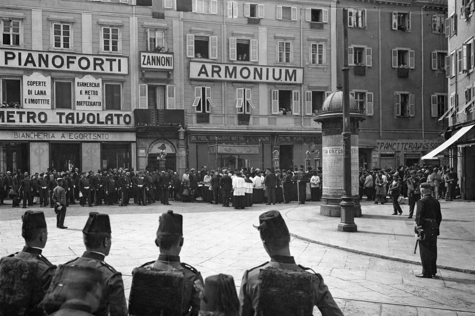 Piazza San Giacomo in Trieste awaiting Franz Ferdinand's funeral procession (1914)