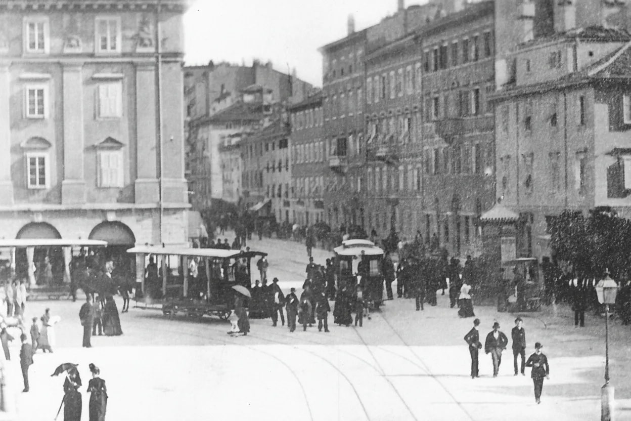 Via Carducci and Portici di Chiozza