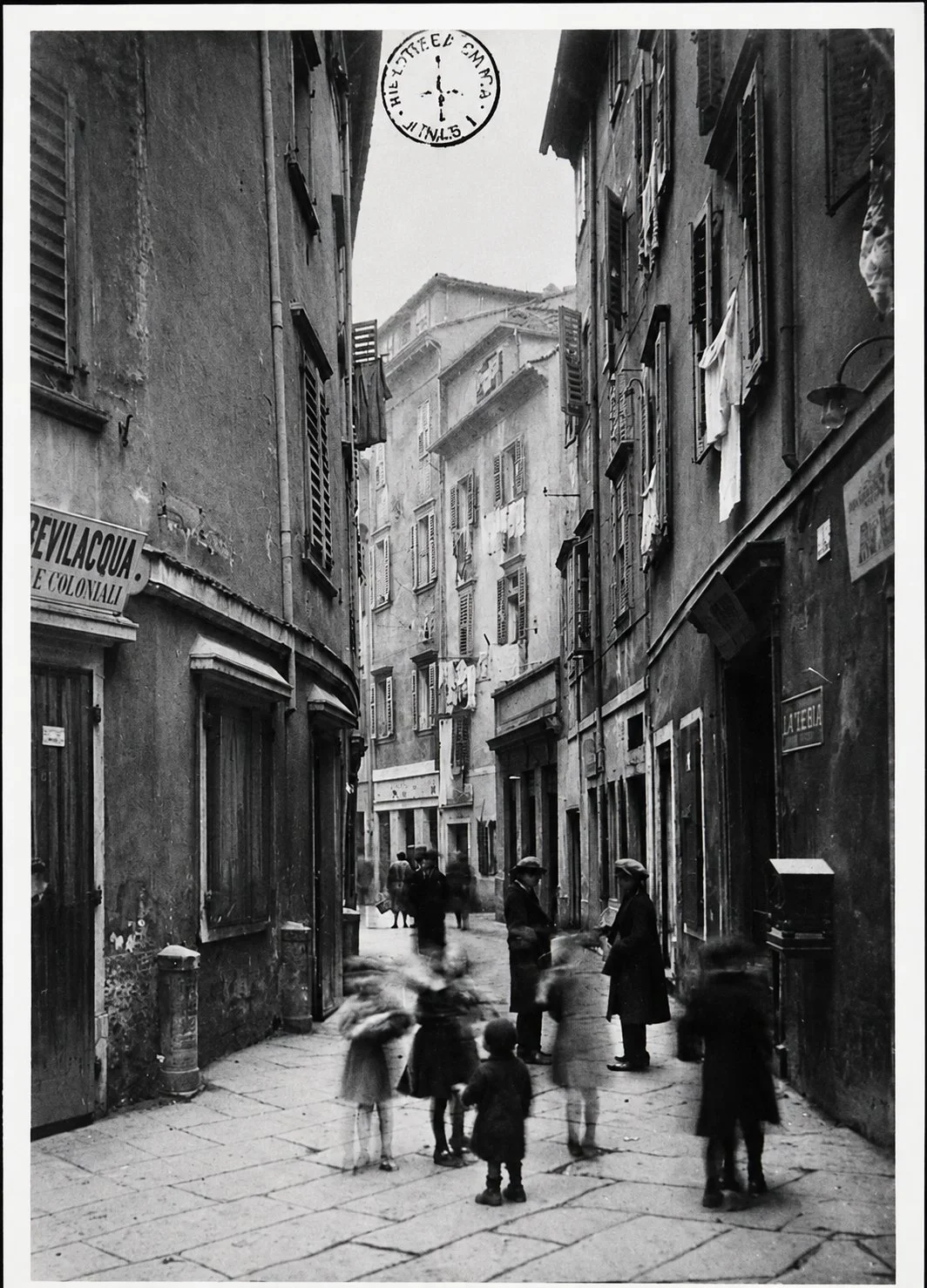 Via di Riborgo, bambini tra le botteghe della Città Vecchia