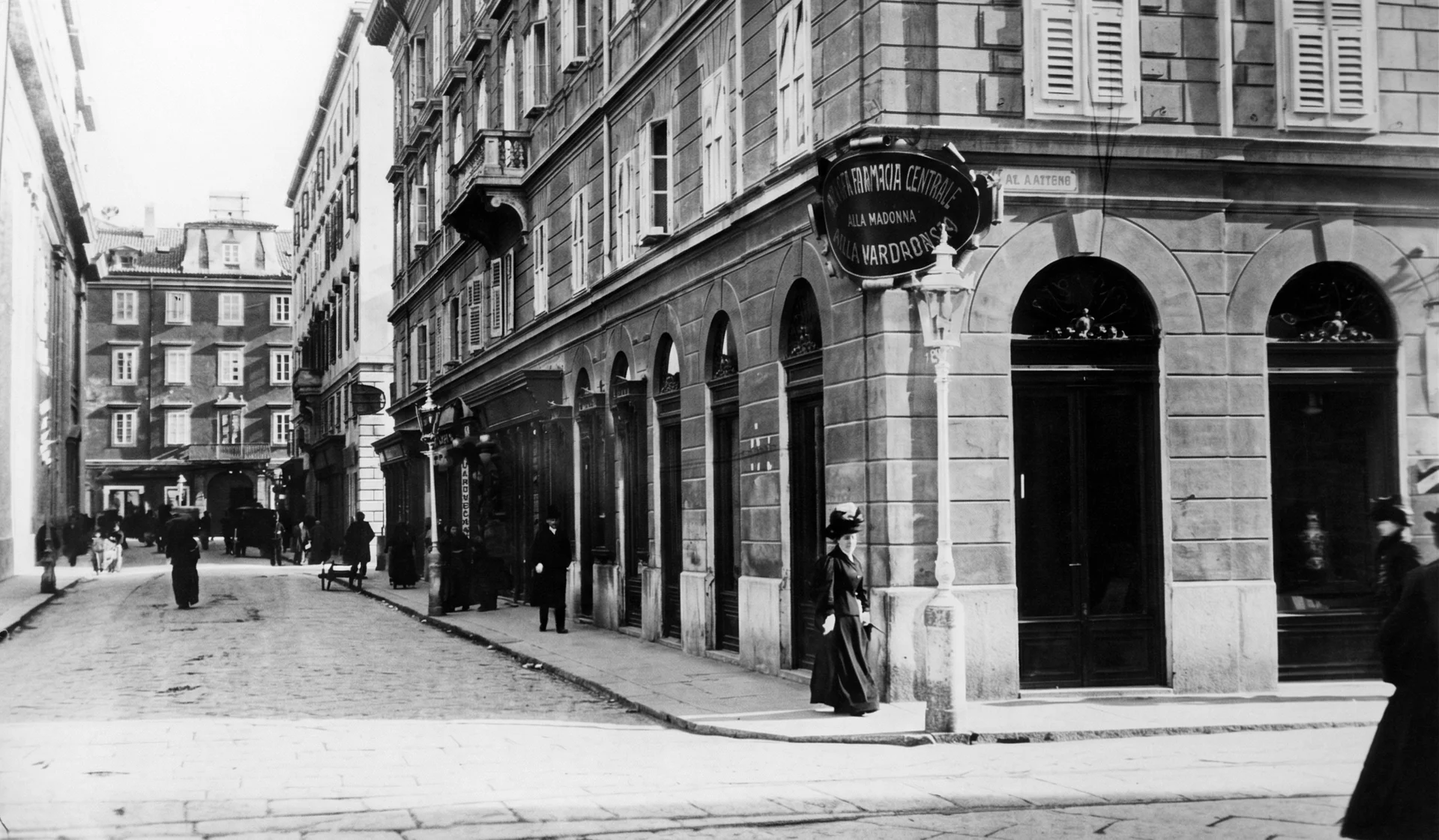 Via Ponchielli in Trieste with the Farmacia alla Madonna Pharmacy