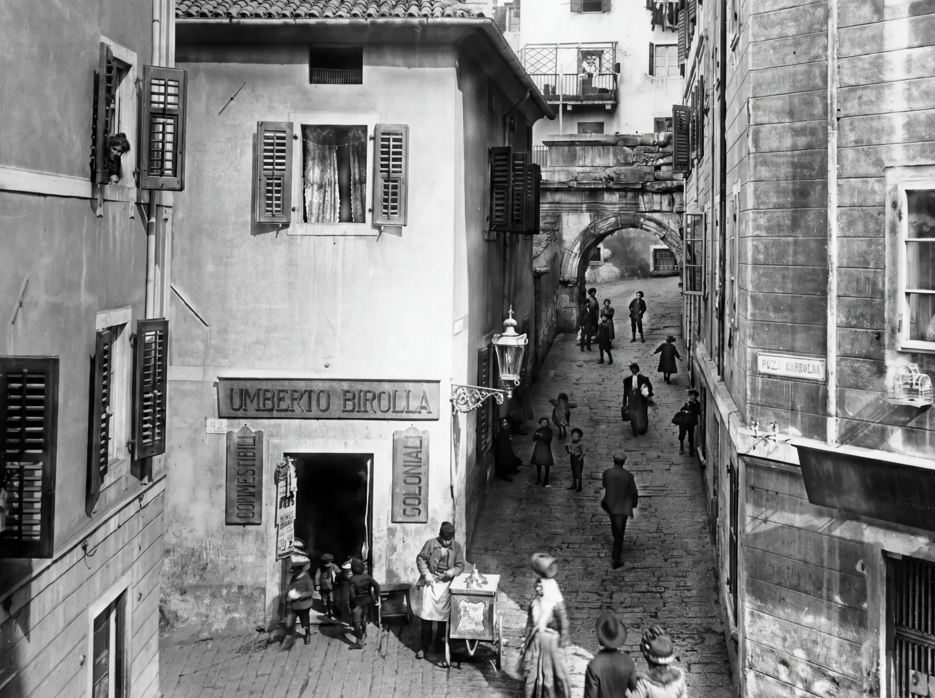 Piazza Barbacan and Arch of Riccardo: Daily Life Scene